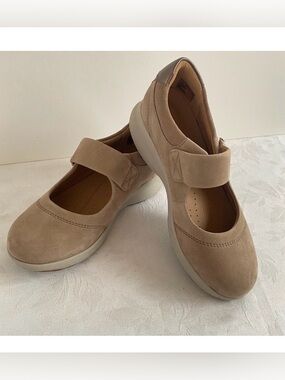 Clarks Unstructured Suede Mary Jane Flats Size 5.5